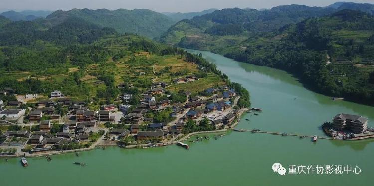 绿意阑珊的河湾山寨,没有车流喧嚣,没有市声喧阗,她在现实与梦境中