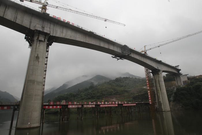 重庆铁路枢纽东环线 麦场湾御临河双线特大桥合龙