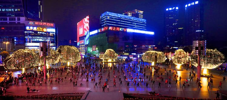 迎新灯饰闪耀观音桥 市民拍照祈愿新年快乐幸福