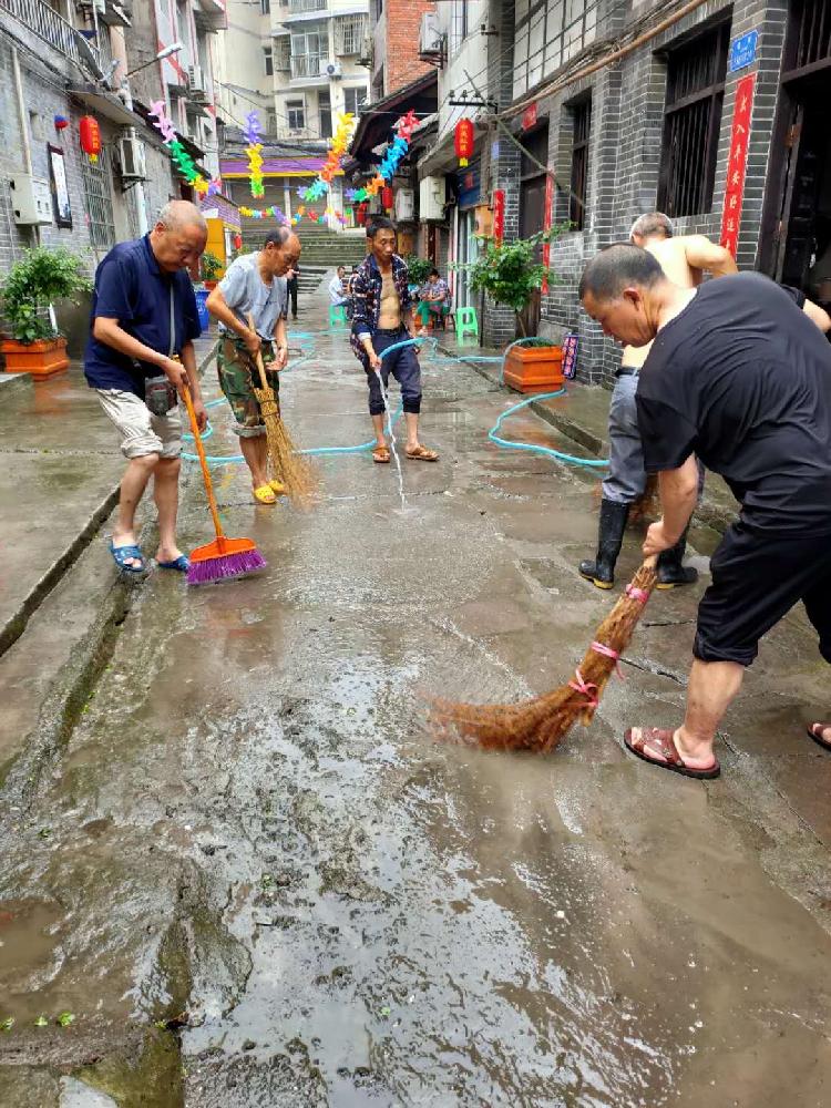 洪水过后 綦江区石角镇石角社区近20名党员和志愿者清淤