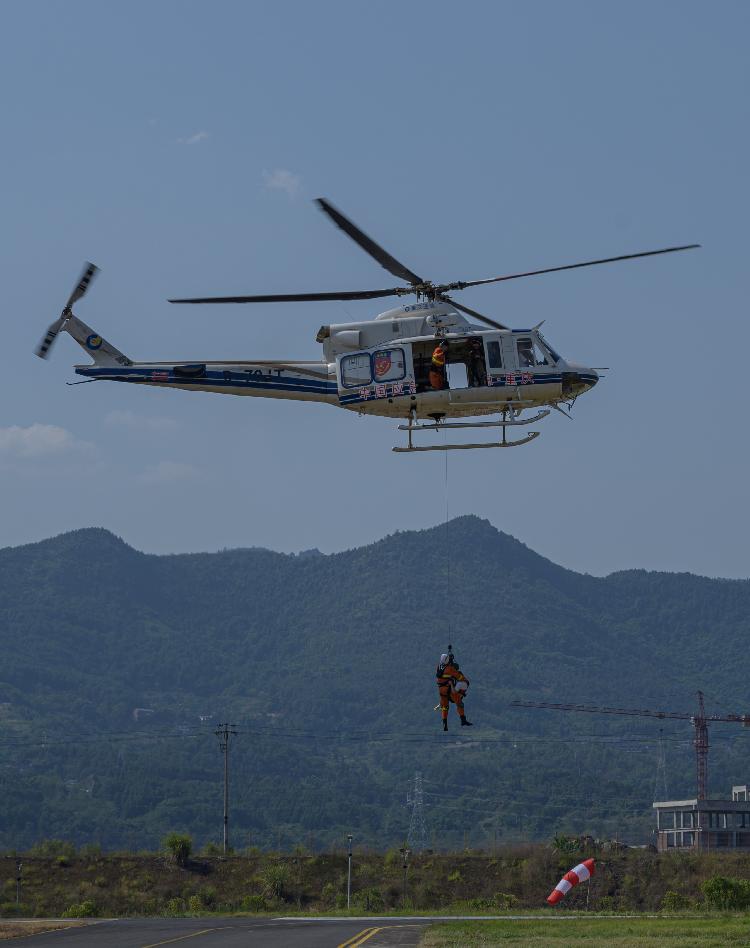 8月28日,重庆市航空应急救援总队空勤大队正在进行直升机速降救援演练