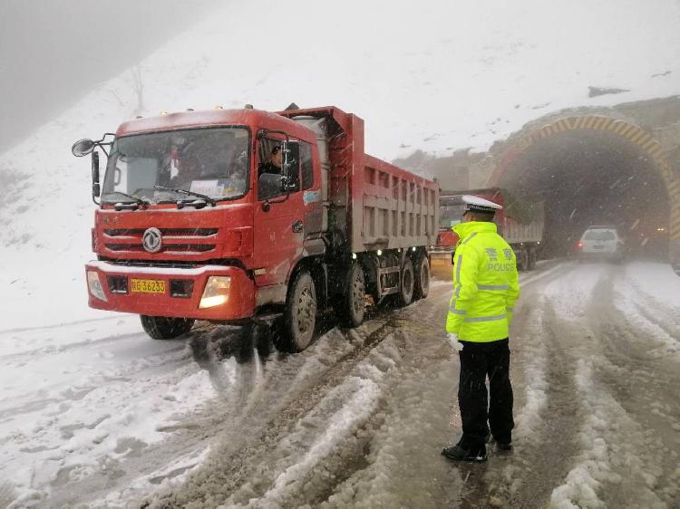 重庆交巡警发布恶劣天气道路安全出行提示