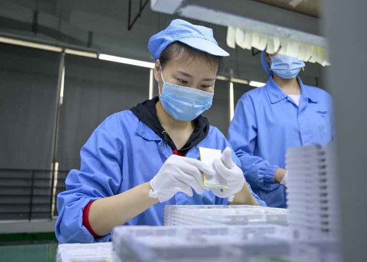 重庆冠宇电池有限公司,工作人员正在进行员工自检.