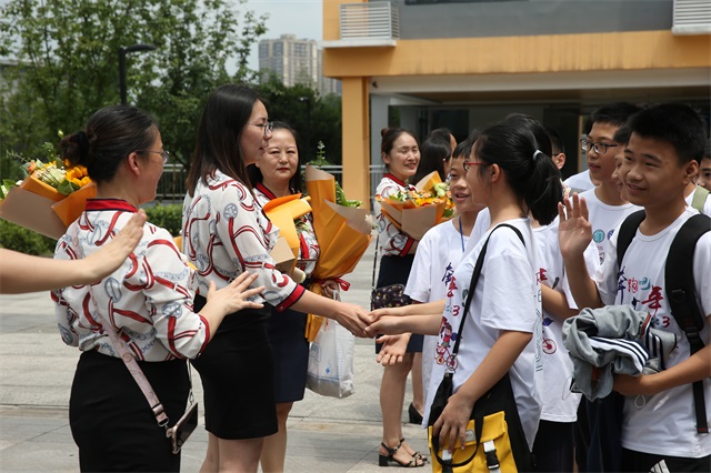 重庆滨江实验学校举行2021级学生毕业课程:心向党,话恩情,扬青春,起