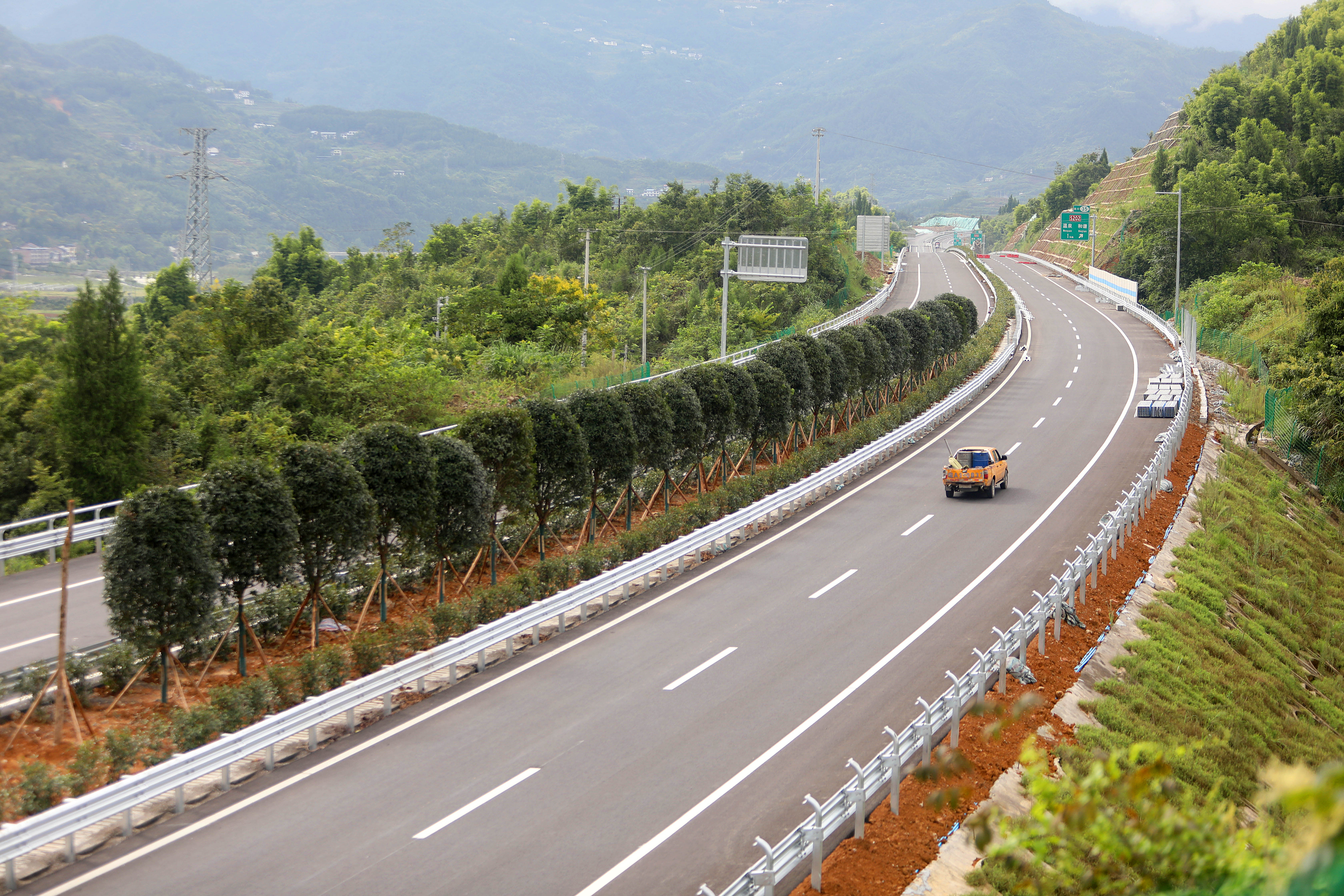 城开高速公路在开州段沿线乡镇已搭上发展的快车.