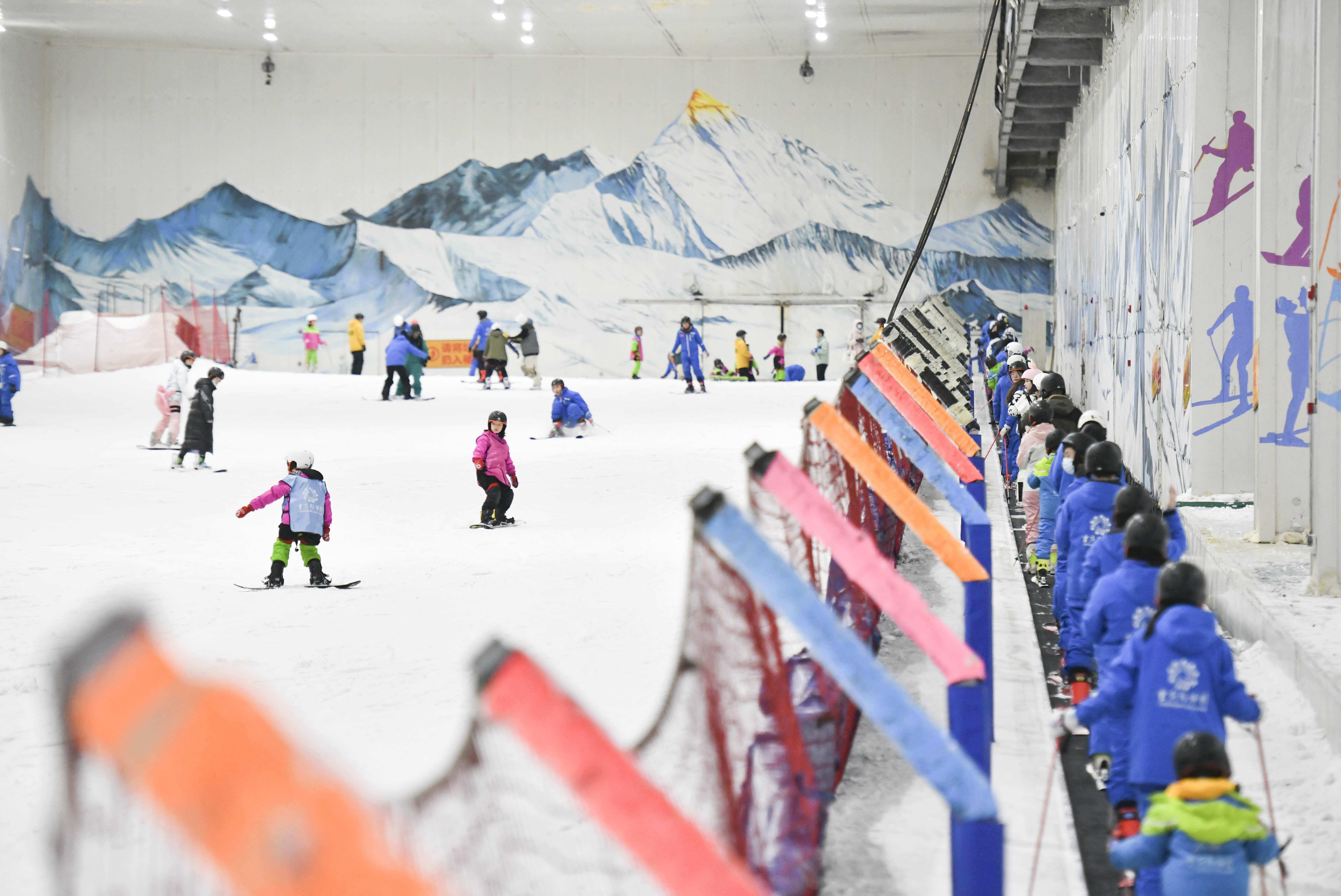 2022年2月9日,重庆际华园室内滑雪场,不少青少年在此学习滑雪.