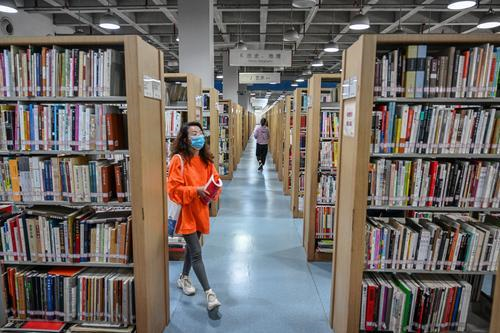 3月23日,重庆市沙坪坝区重庆图书馆,市民正在查找书籍.