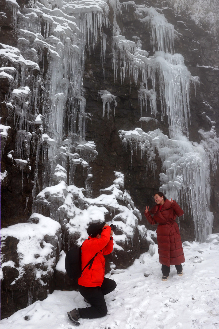 圖片新聞黔江賞春雪度週末