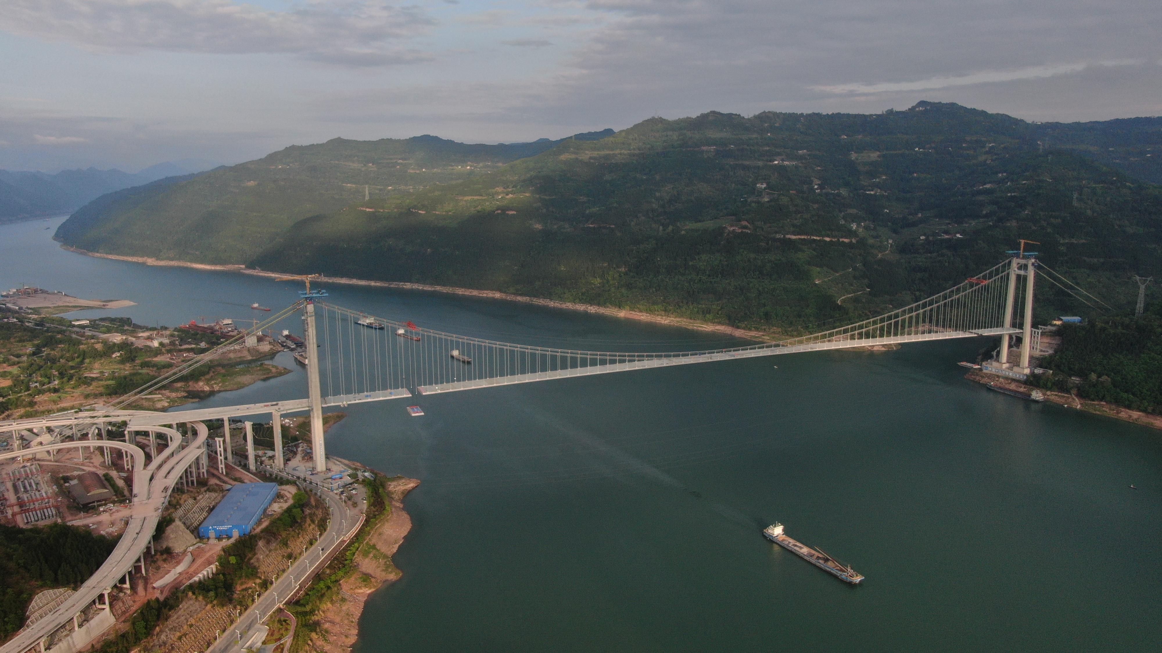 长江上游最大跨径钢箱梁悬索桥主跨合龙  明年有望全线建成通车