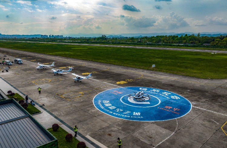 4月8日,梁平机场,无人驾驶电动垂直起降航空器正在准备载人起飞