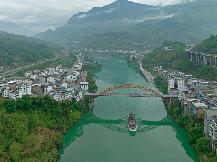 4月20日,晨雾笼罩下的彭水县高谷镇,游船航行在乌江上,与青山,碧水