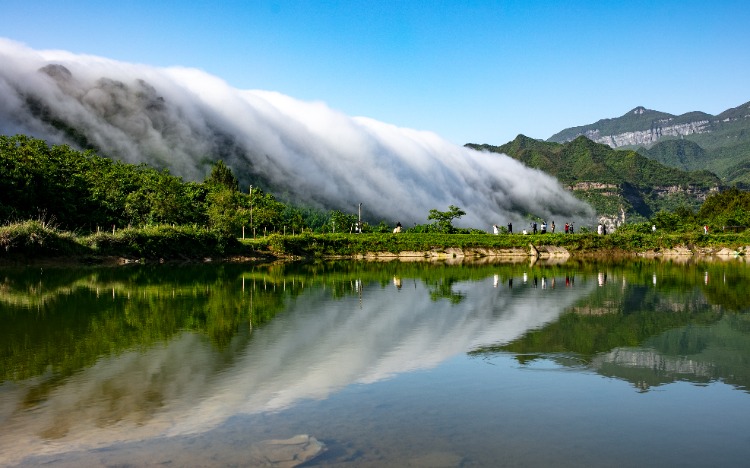 5月13日清晨,南川区三泉镇马嘴村,出现了云瀑奇观,吸引众多游客和