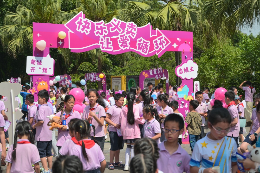 5月31日,江北区玉带山小学,义卖集市吸引大量学生前来购买心仪的