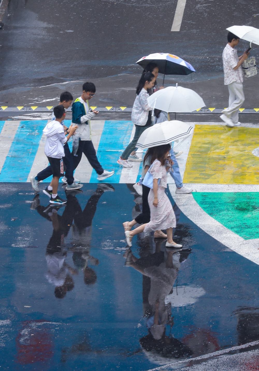 6月2日,渝中区时代天街,市民纷纷打伞避雨