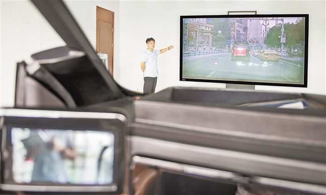 近日，利龙中宝智能座舱项目工作人员正在展示AR-HUD技术。记者 张锦辉 摄视觉重庆