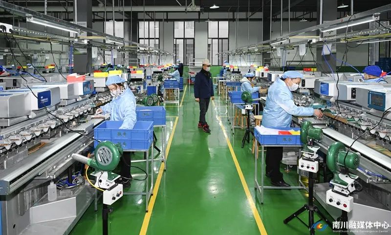 凯乐文化创意有限公司生产车间。 记者 喻梵  摄_副本.jpg