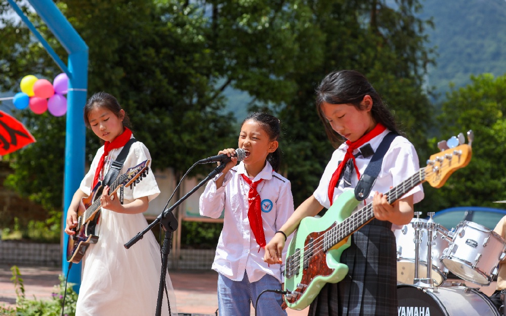 5.2024年5月31日，大巴山深处的巫山县三溪乡田家小学石印村教学点，拿云乐队正在进行六一儿童节表演。.jpg