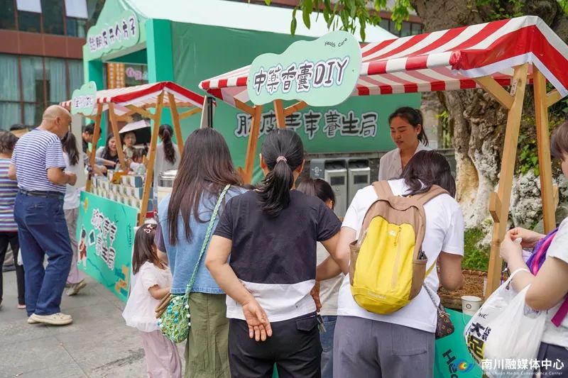 游客在体验中药香囊DIY。通讯员 胡波 摄 (3)_副本.jpg
