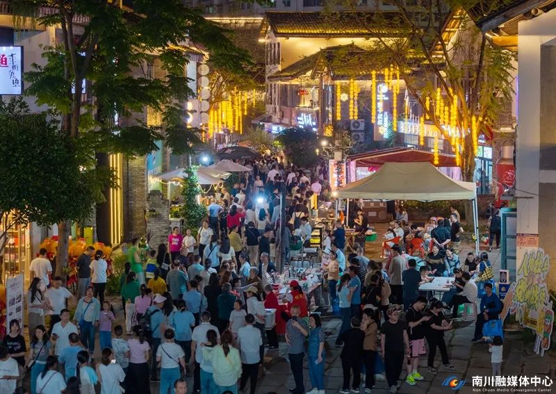 2、2025年5月2日傍晚，重庆市南川区东街文旅小镇迎来客流高峰，夜经济点亮城市烟火气，吸引众多游客前来打卡游玩。罗川_副本.jpg