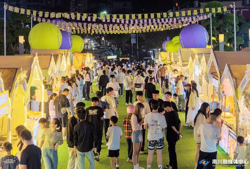 “五一”假期，西城街道夜市区人潮涌动，游客穿梭其间，体验舌尖上的南川。通讯员 罗川 摄_副本.jpg