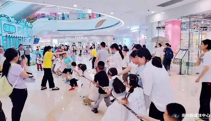万达广场，各楼层人潮涌动。中庭广场上，精彩活动接连不断，吸引着众多消费者参与。刘晓娟_副本.jpg