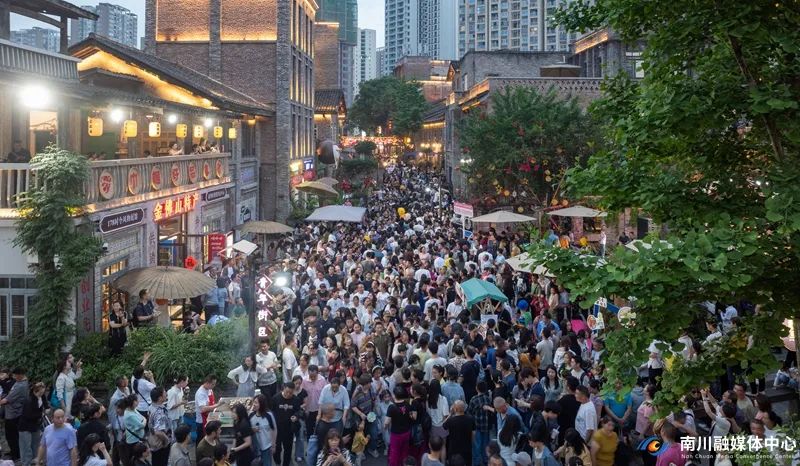 1、2025年5月2日傍晚，重庆市南川区东街文旅小镇迎来客流高峰，夜经济点亮城市烟火气，吸引众多游客前来打卡游玩。罗川_副本.jpg