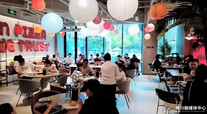 餐厅座无虚席 刘晓娟_副本.jpg
