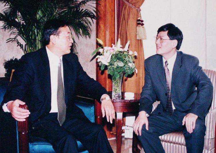 将担任联想控股名誉董事长,资深顾问及董事会战略委员会成员;联想控