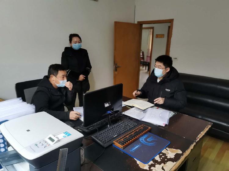 图为重庆农商行丰都支行客户经理孙郑在重庆丰都光明食品贸易有限公司开展现场信贷调查。.jpg