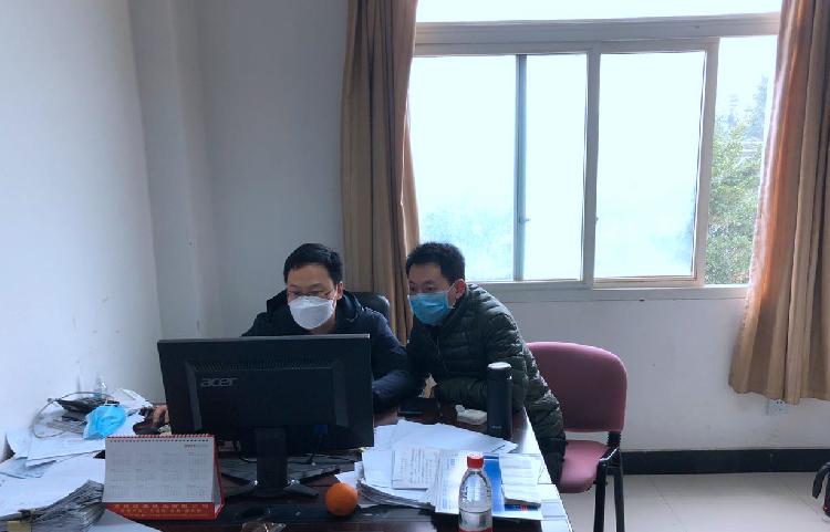 重庆农商行涪陵分行公司金融部客户经理曾粒峰(左一)到重庆天原化工有限公司收集贷款资料。.jpg