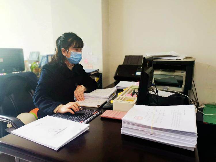 图为重庆农商行江津分行公司金融部客户经理周顺薇正在为际华三五三九制鞋有限公司整理贷款资料。.jpg