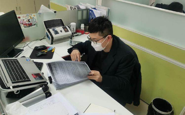 图为重庆农商行两江分行小企业贷款中心客户经理宋佩伦正在准备重庆康刻尔制药有限公司授信资料。.jpg