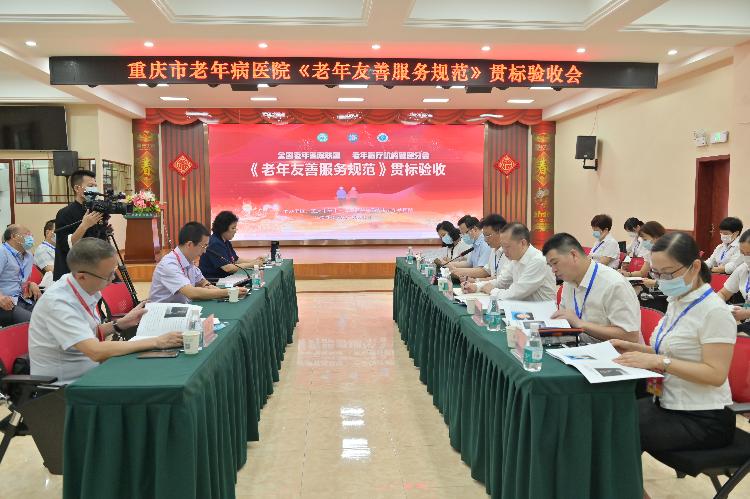▲评审专家现场查阅资料 (2).JPG