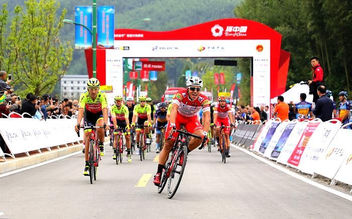 2018第九届环中国国际公路自行车赛(重庆梁平)现场,参赛的中外选手
