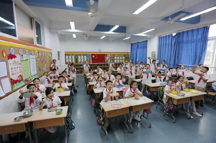 江北区港城小学的孩子们正在品尝祝福面