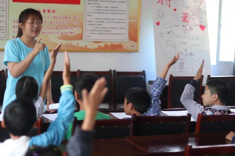 纪实类三等奖《三下乡的孩子们》(组照)杨熠远.jpg