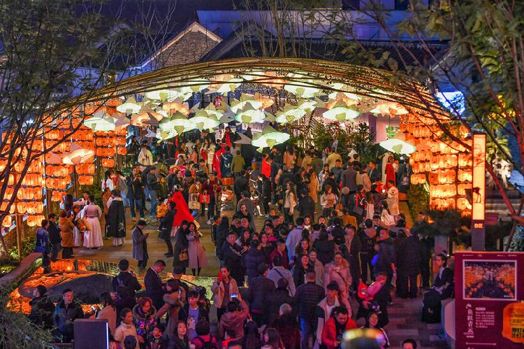 12月7日晚，南岸区弹子石老街以“千灯万(3815904)-20191208183121_副本.jpg