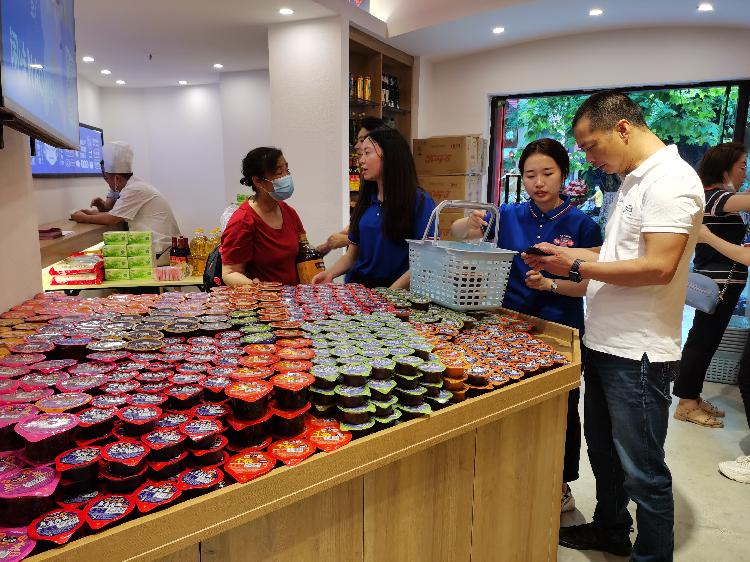 转型谋出路__重庆餐企率先开门店卖半成品(4813854)-20200628185818.jpg