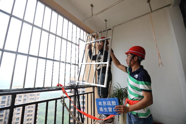 重庆雨棚安装师傅图片