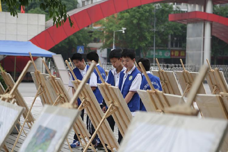 开放周期间，校园内的画作展示引来学生驻足观赏.JPG