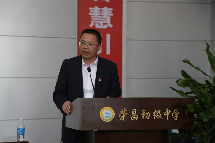 荣昌初级中学校长艾维武.JPG