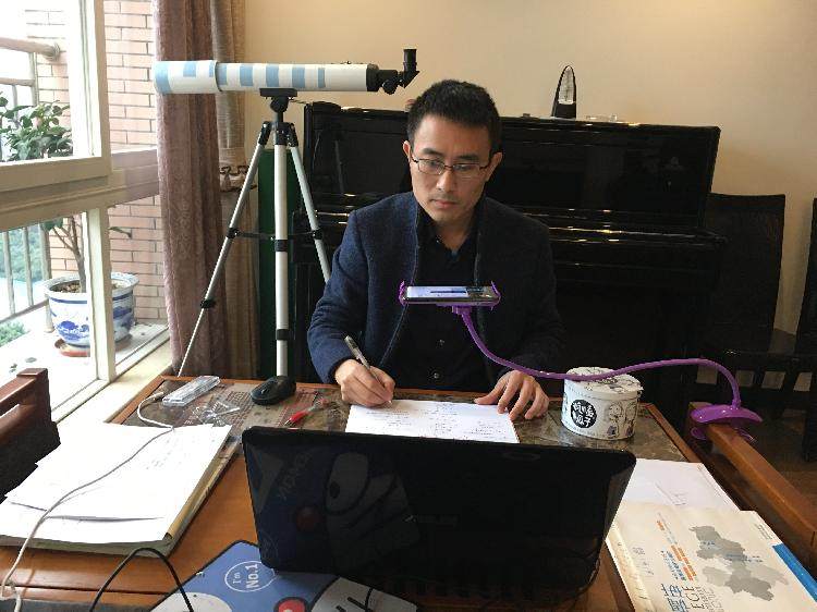 江津区聚奎中学高三年级物理教师周立在线直播教学.jpg