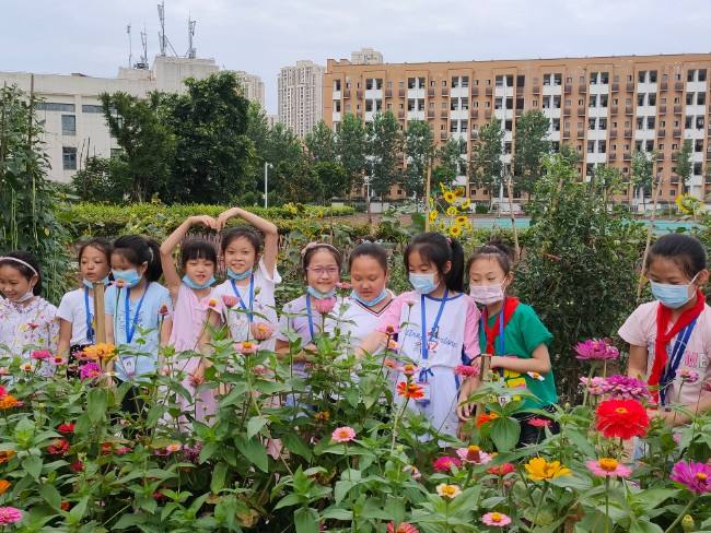 《种植园赏花》珞璜实验小学校.jpeg