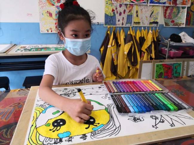江津区贾嗣祥瑞希望小学校 学画画.jpeg