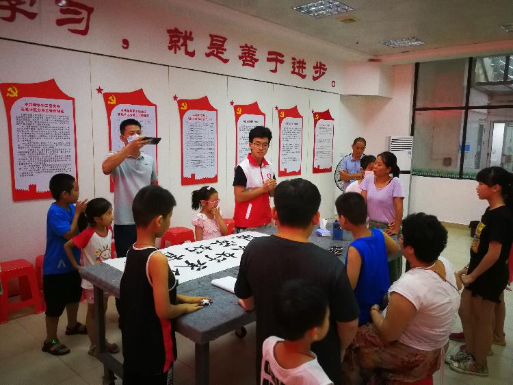 志愿者在社区服务中心开展励志课堂.jpg