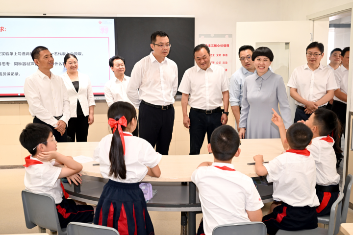 两地召开工作交流座谈会,就我区谢家湾学校与巫山县龙江小学合作办学