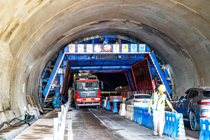 快速路三纵线双山隧道至金家湾立交段改造项目  进入隧道施工阶段