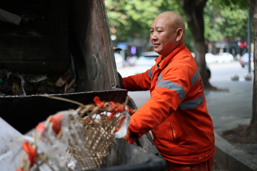 10月21日，璧泉街道华龙社区，环卫工人坚守岗位，认真收运每一处垃圾，守护城市美丽。