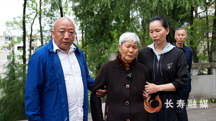 刘碧容一家前往垫江县烈士陵园悼念刘兴汉 (3)