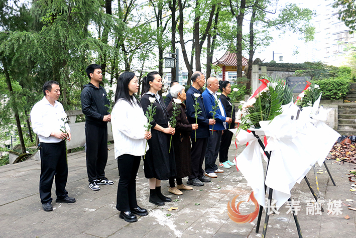 刘碧容一家前往垫江县烈士陵园悼念刘兴汉 (4)